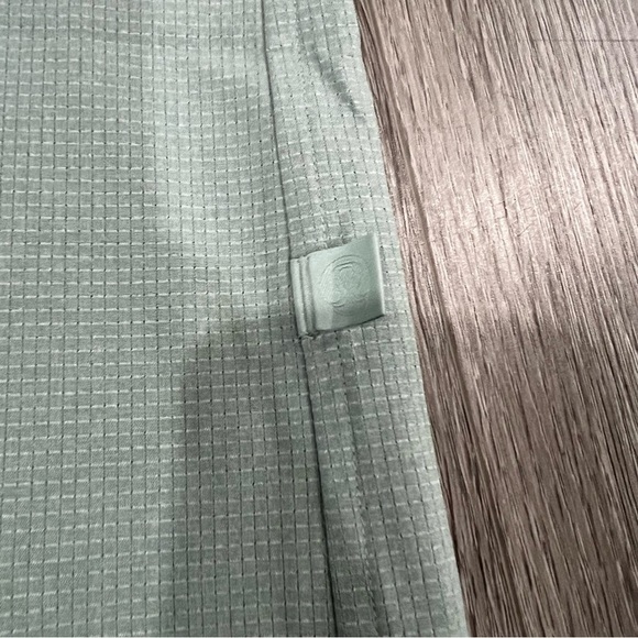 Lululemon Men's Light Green Short Sleeve Button Down Shirt Sea Salt M - Picture 2 of 4